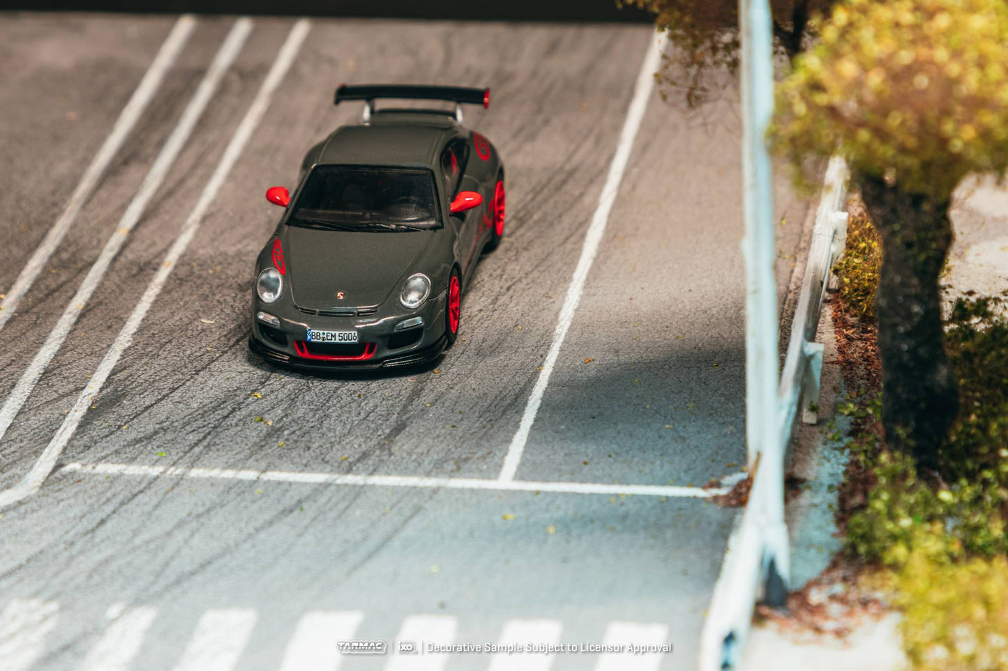 Tarmac Works Porsche 911 997.2 GT3 RS grey red GLOBAL64 1:64 diecast. Front