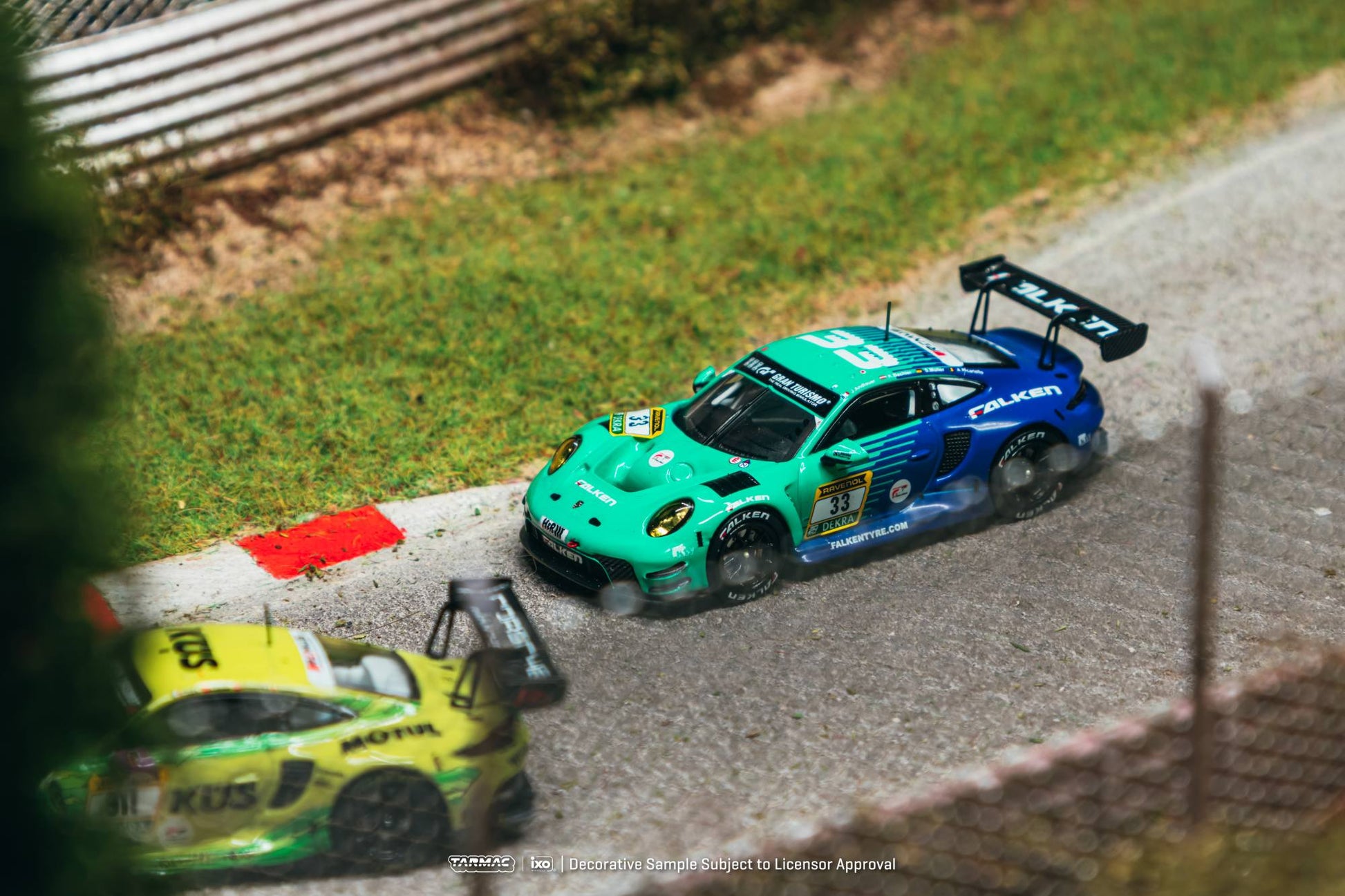 Tarmac Works Porsche 911 992 GT3 #33 Nürburgring 24h 1:64 diecast. top