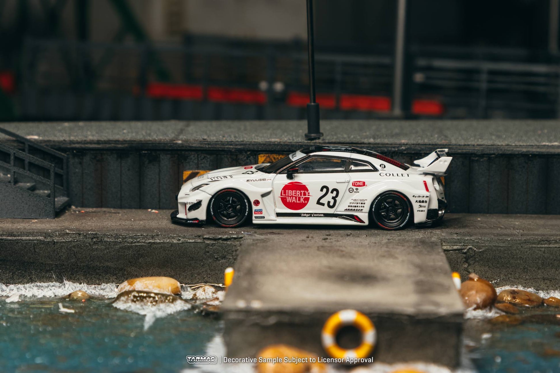 Tarmac Works Nissan GT-R R35 LB Silhouette Works #23 1:64 diecast. Side