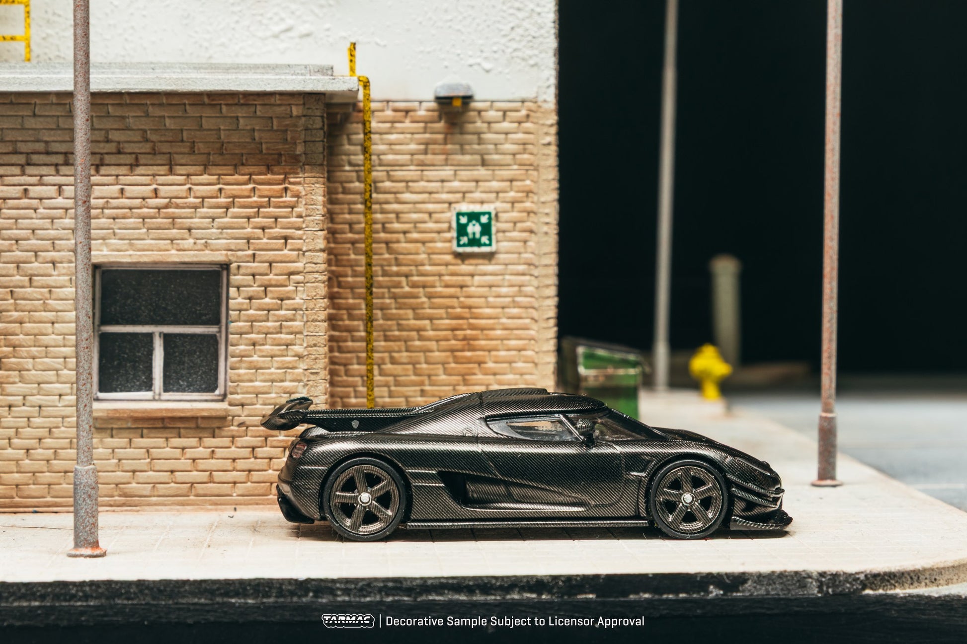 Tarmac Works Koenigsegg One:1 Naked Carbon GLOBAL64 display base acrylic case diecast 1:64. Side