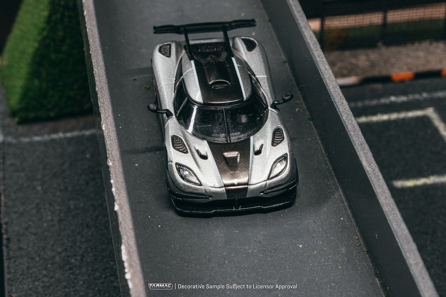1:64 Tarmac Works Koenigsegg One:1 Silver – Global64 die-cast hypercar with detailed aerodynamic design. Front