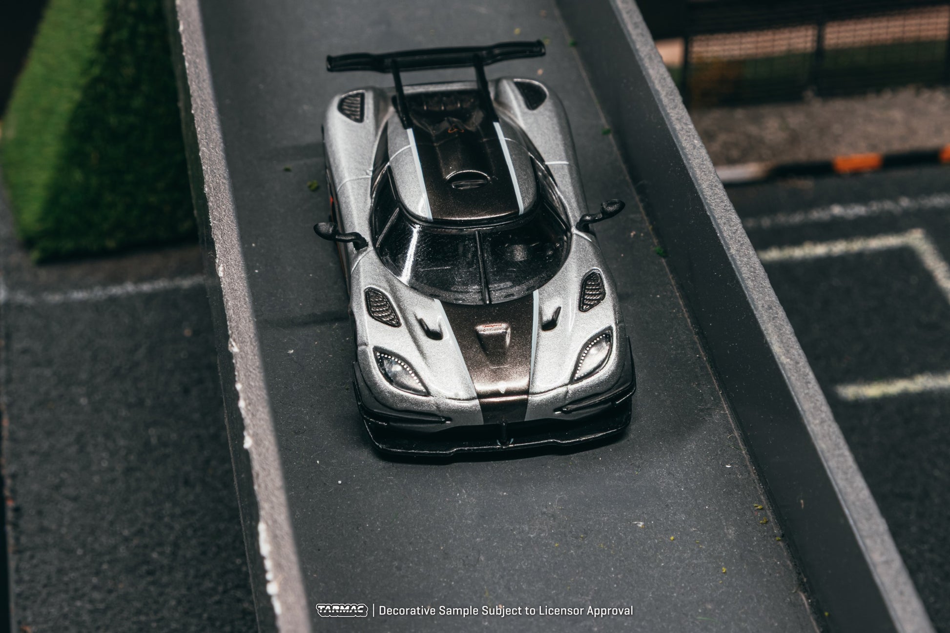 1:64 Tarmac Works Koenigsegg One:1 Silver – Global64 die-cast hypercar with detailed aerodynamic design. Front