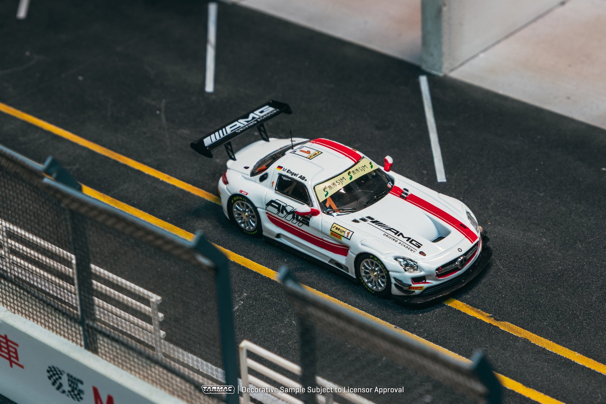 Tarmac Works Mercedes-Benz SLS AMG GT3 Maro Engel Macau GT Cup 2015 diecast 1:64. Front