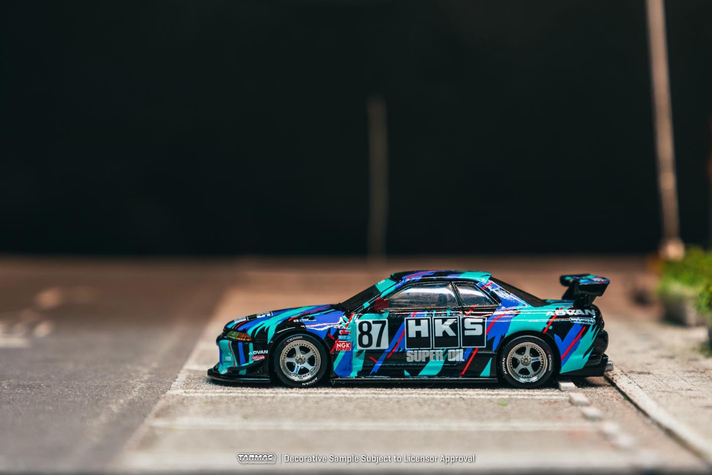 Tarmac Works 1:64 Nissan Skyline R32 Widebody HKS with trading cards diecast model. Side