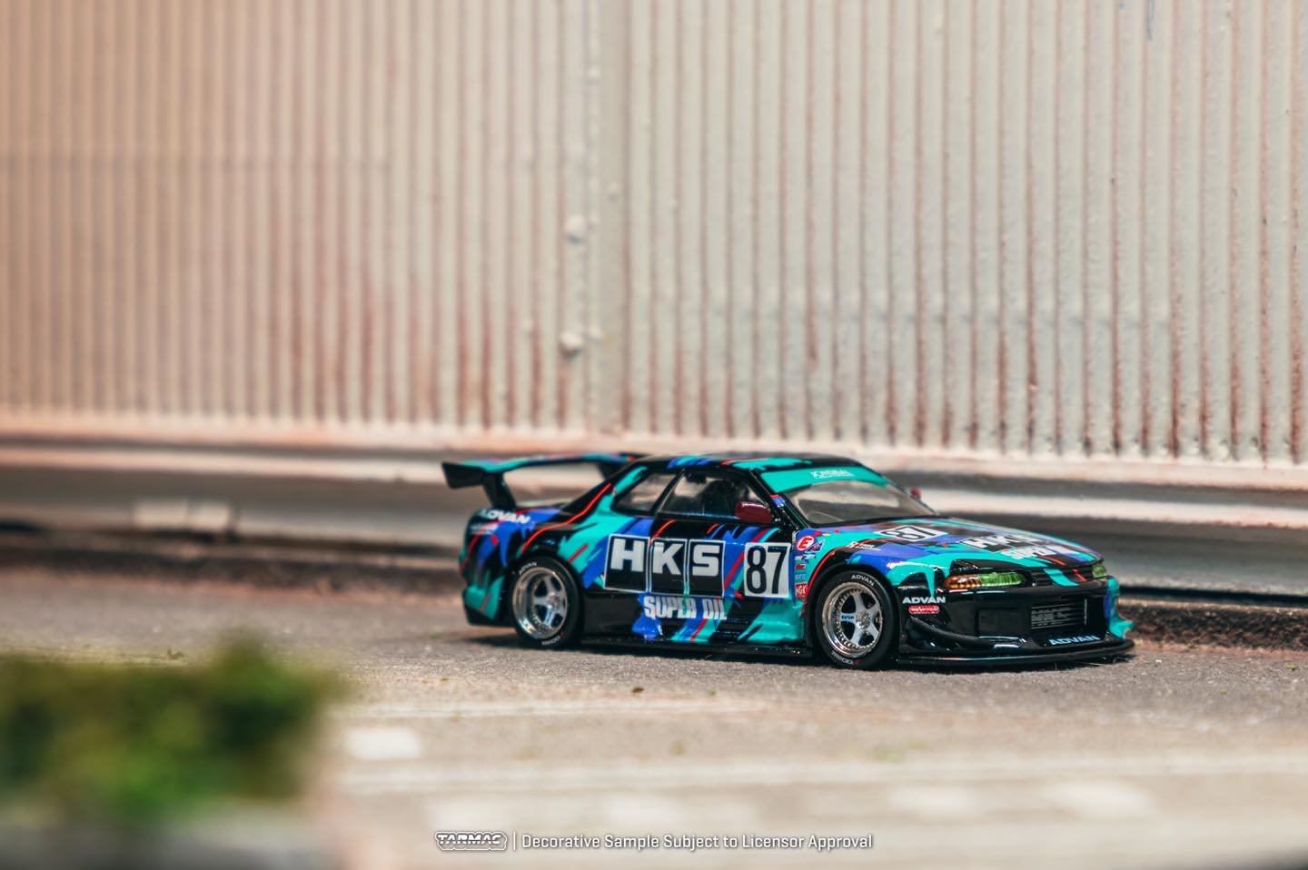 Tarmac Works 1:64 Nissan Skyline R32 Widebody HKS with trading cards diecast model. Front