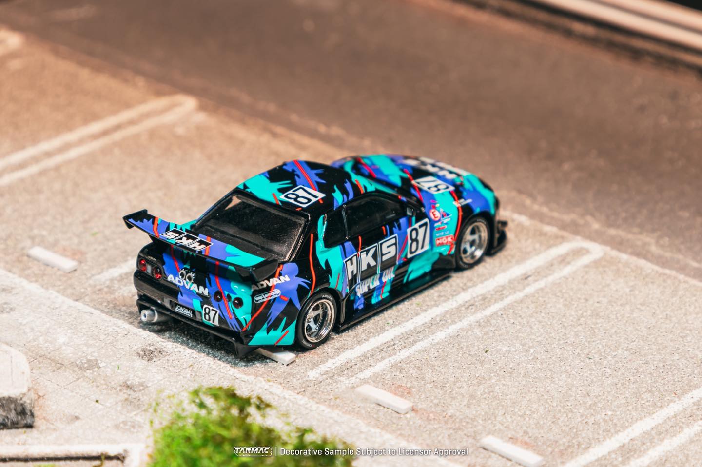 Tarmac Works 1:64 Nissan Skyline R32 Widebody HKS with trading cards diecast model. Back