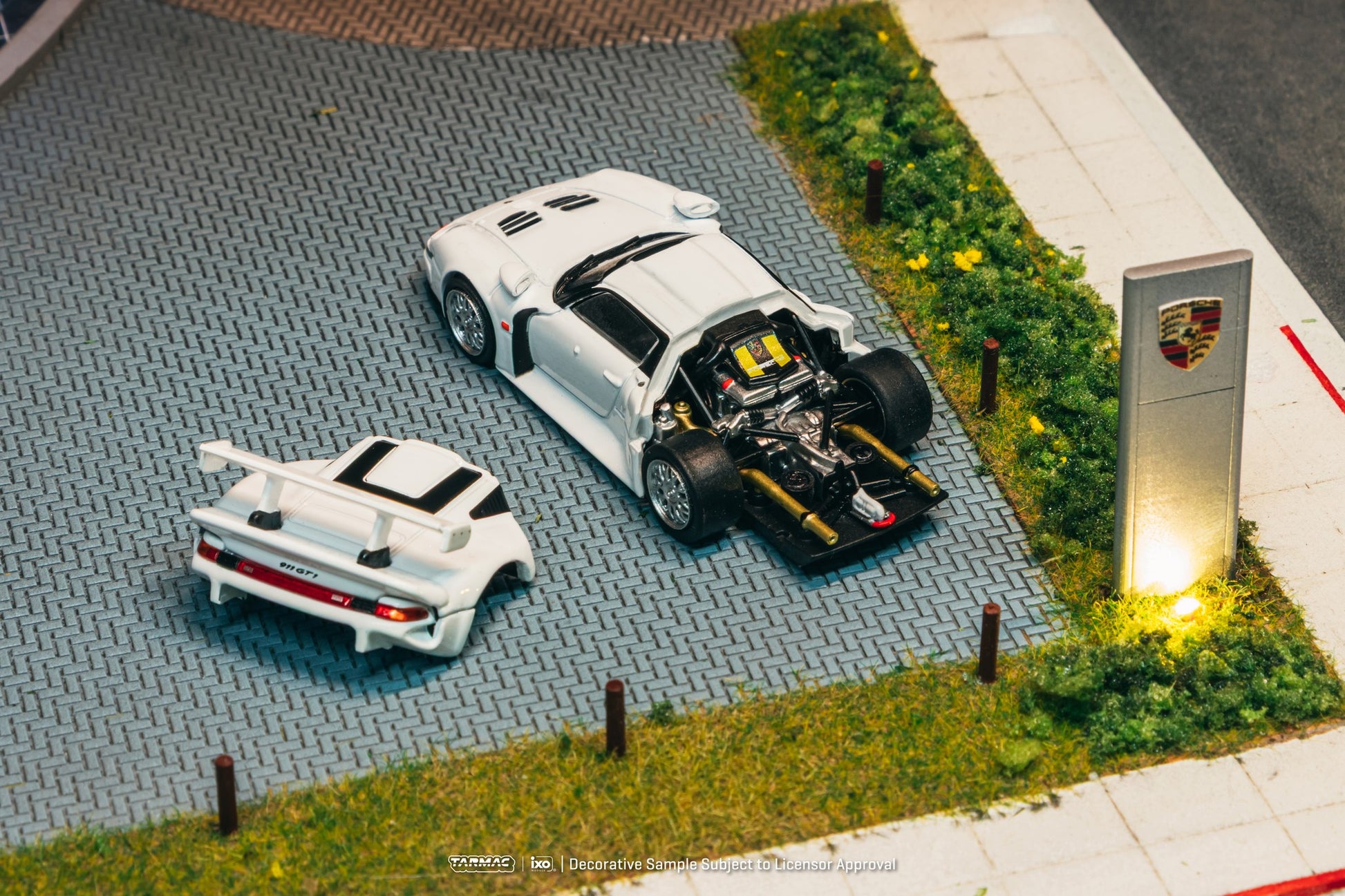 Tarmac Works Porsche 911 GT1 White 1:64 model car with trading cards combo set from Hobby64+ line. Engine bay