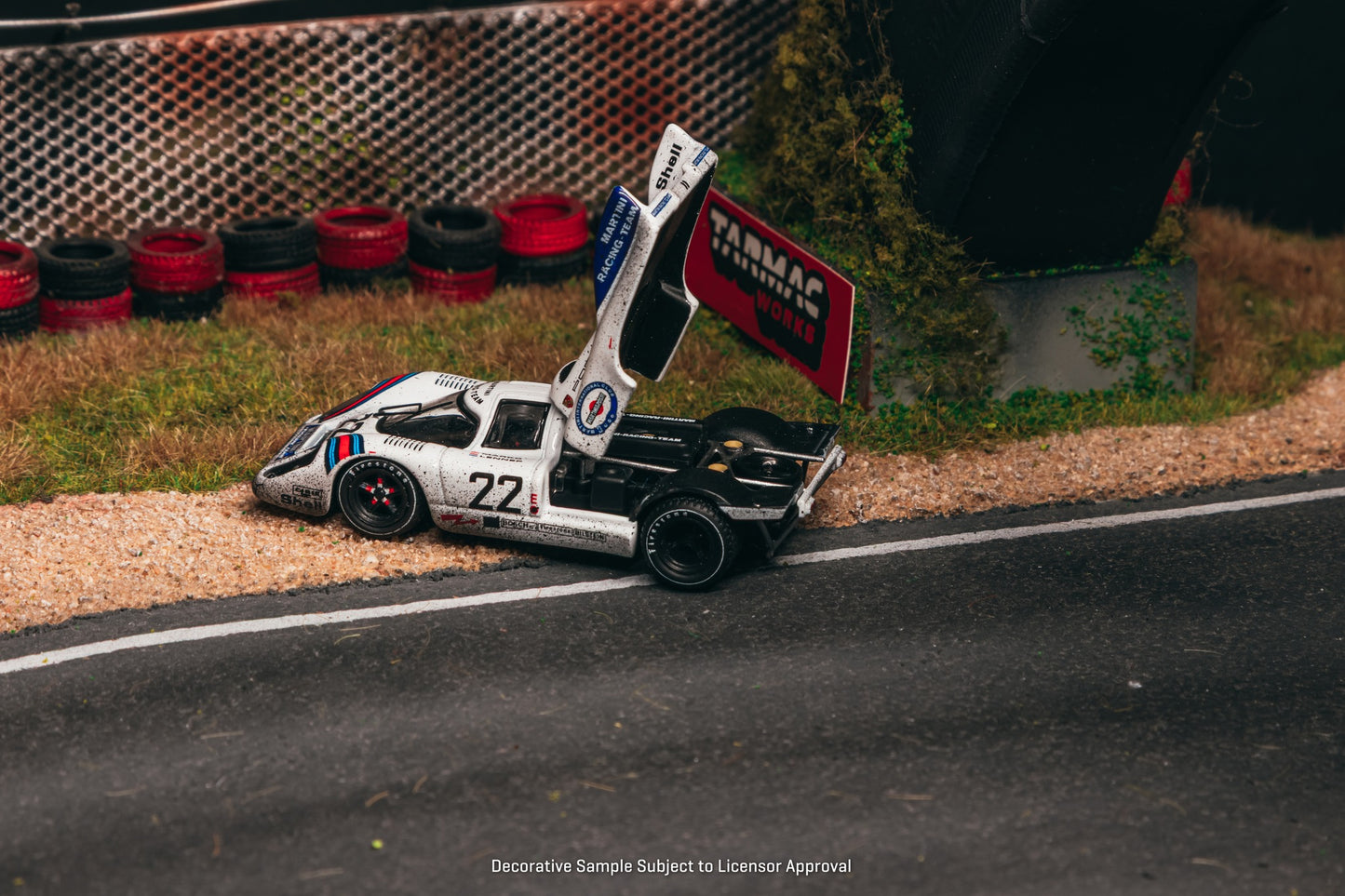 Tarmac Works Porsche 917K 24h Le Mans 1971 Winner Martini Racing diecast 1:64. Side