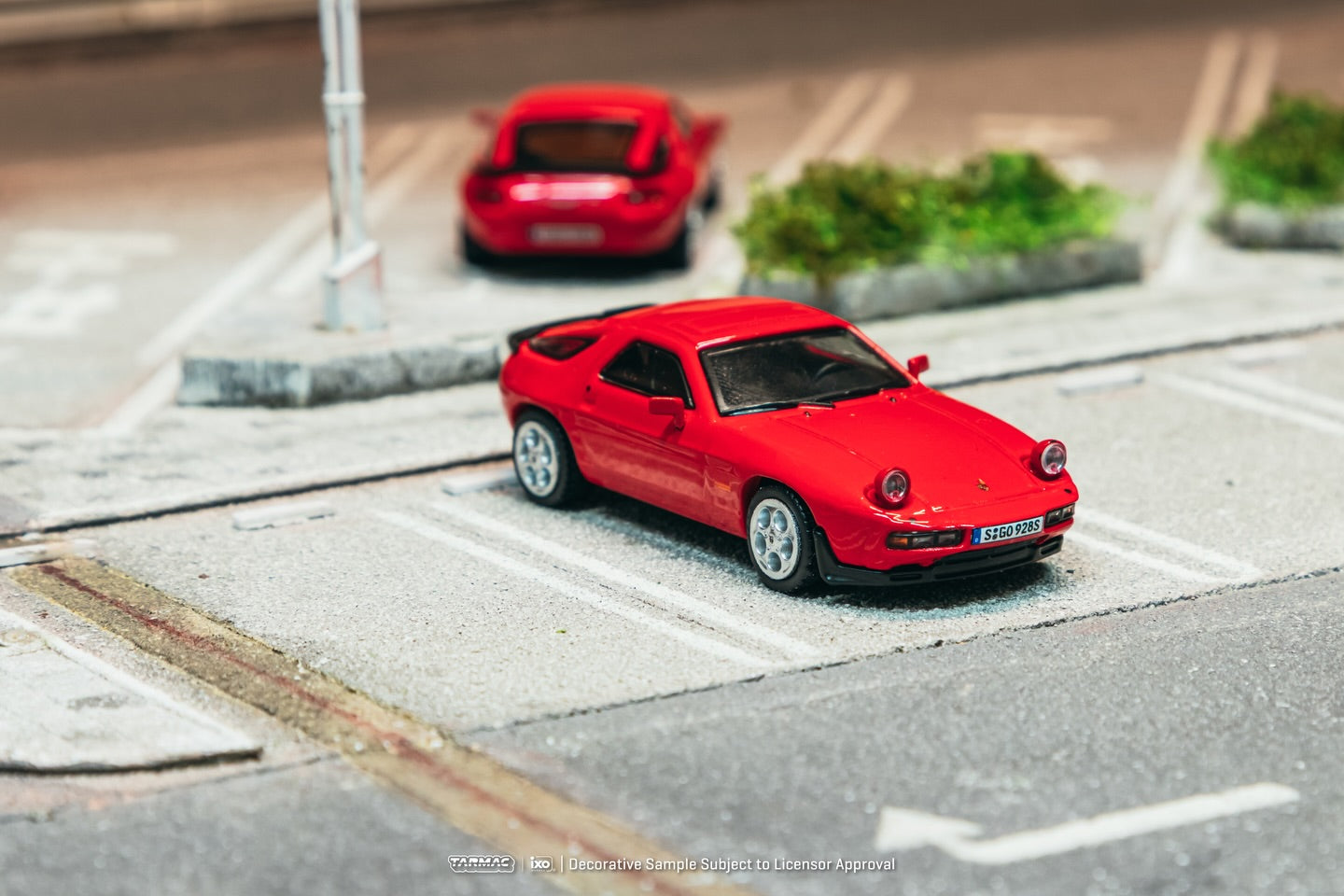 Tarmac Works Porsche 928 S red new tooling pop-up headlights IXO collaboration diecast 1:64. Front