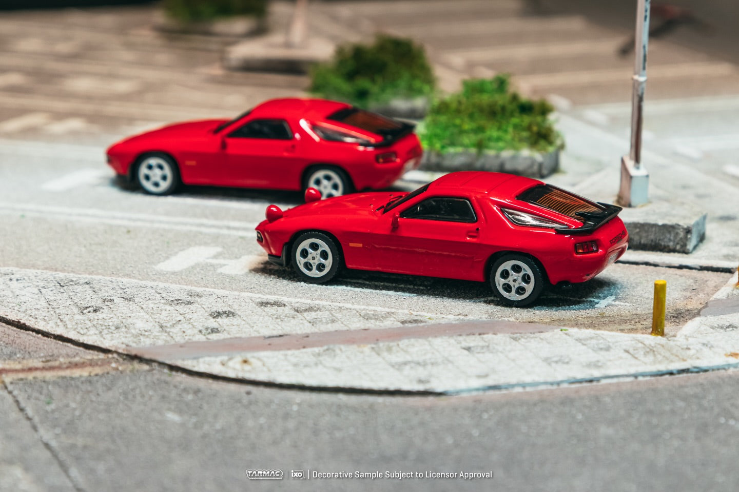 Tarmac Works Porsche 928 S red new tooling pop-up headlights IXO collaboration diecast 1:64. Back